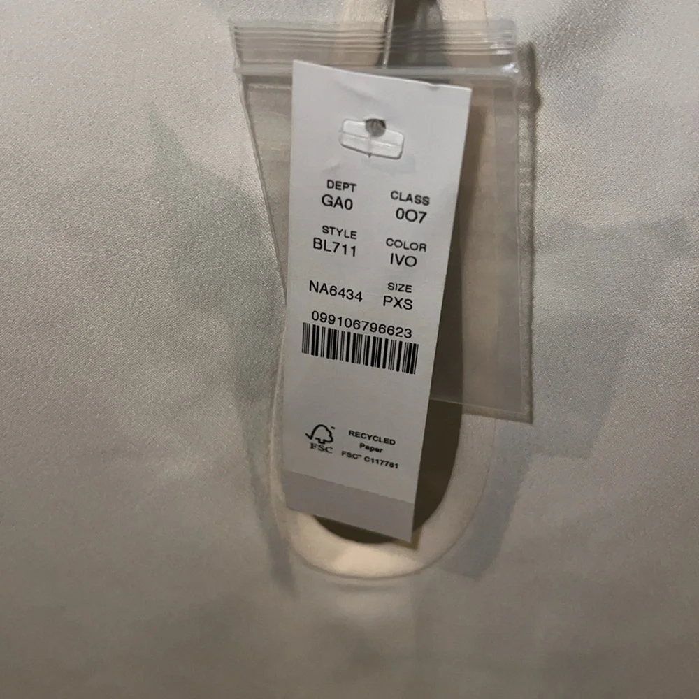 J.Crew NWT‎ women’s cream puff sleeve crepe keyhole neckline top. Size XSP
